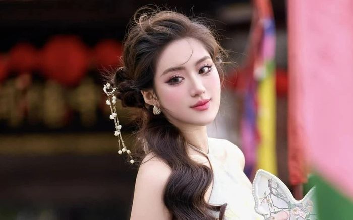 Học vấn ấn tượng và 'bảng vàng' thành tích của Phương Oanh