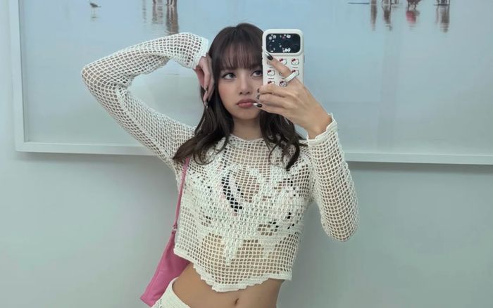 Lisa (BLACKPINK) diện váy lưới khoe cơ thể quyến rũ
