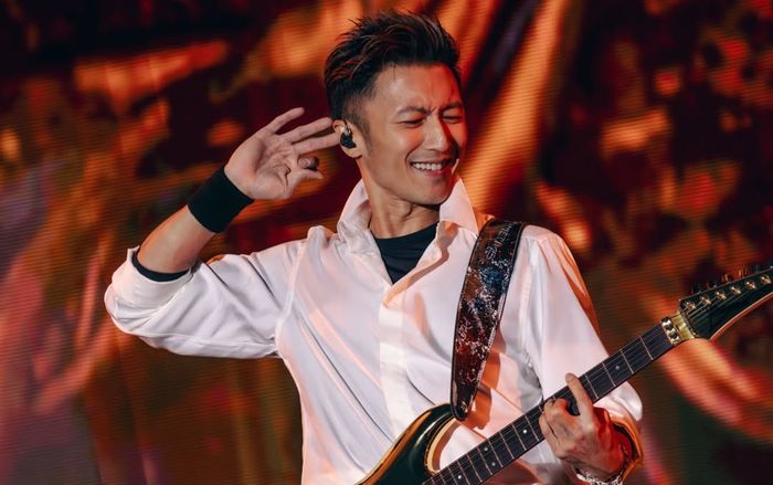 Hàng ngàn người rơi nước mắt trong concert của Tạ Đình Phong