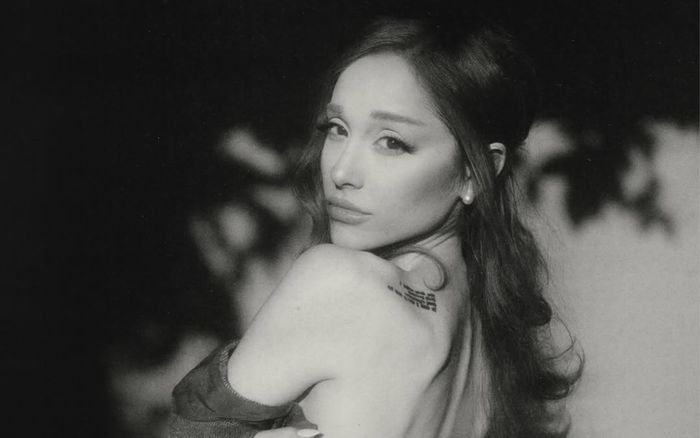 Truyền thông quốc tế nói gì về đĩa đơn mới của Ariana Grande?