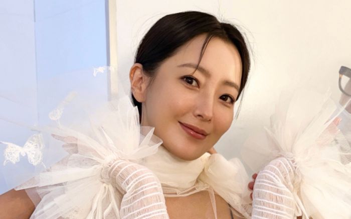 Kim Hee Sun gây sốt với phong cách xuyên thấu đầy táo bạo