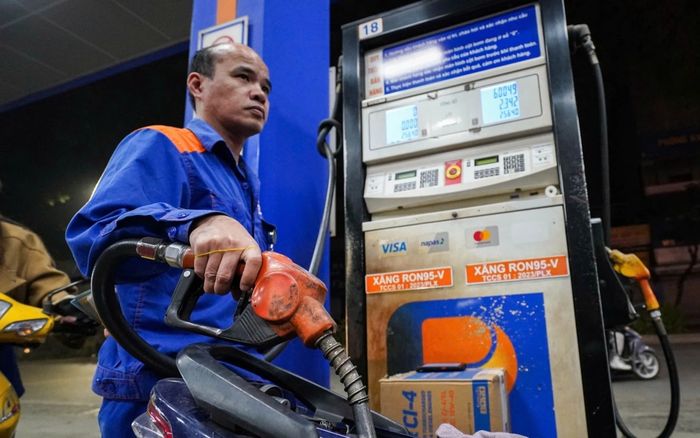 Giá xăng dầu hôm nay 30/5: Tiếp tục đà giảm