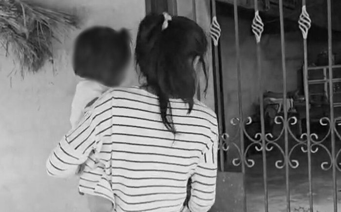 Bấm điện thoại khi trời mưa, người đàn ông bị sét đánh tử vong trước mặt vợ con