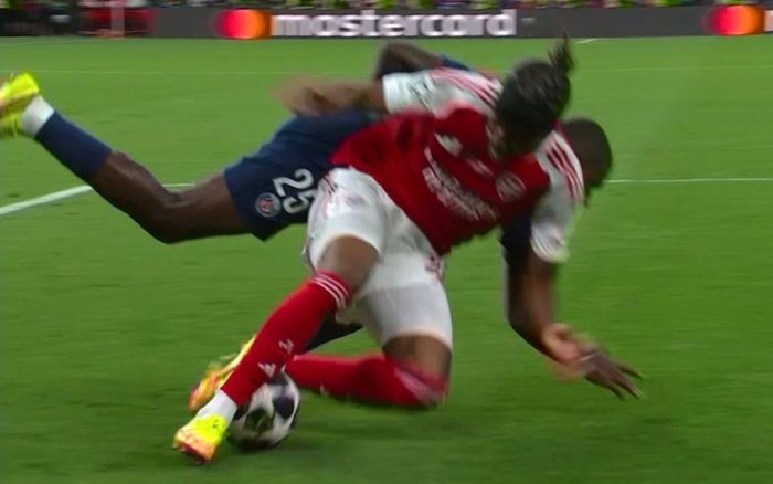 Dậy sóng với tình huống Arsenal bị từ chối phạt đền trước PSG