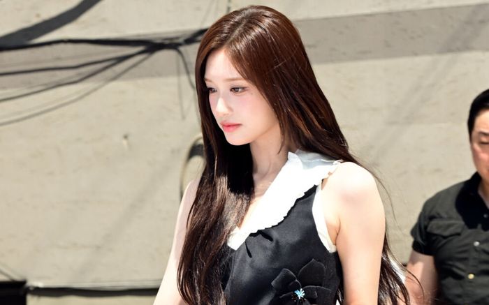 Lee Seo (IVE) khoe nhan sắc trong trẻo, gu thời trang ngọt ngào 'đốn tim' khán giả