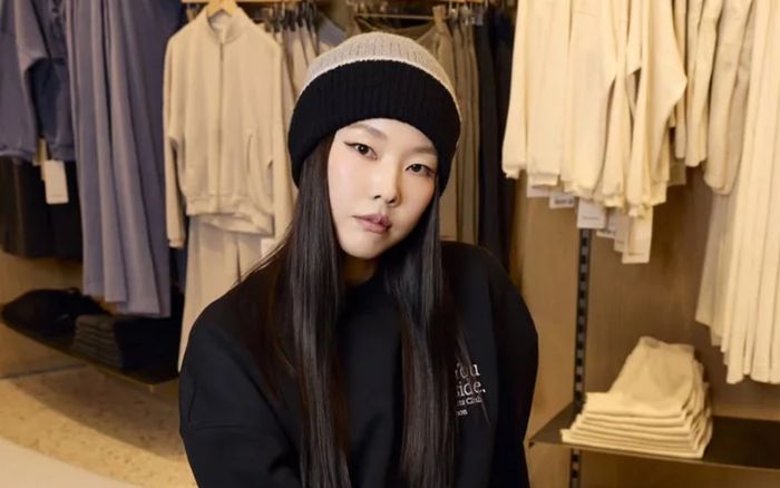 Siêu mẫu Han Hye Jin khoe vóc dáng săn chắc đáng ngưỡng mộ ở tuổi 42