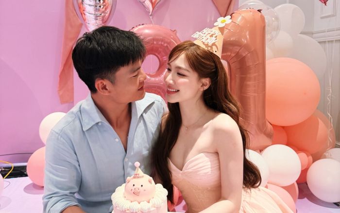 Hòa Minzy tình tứ khóa môi chồng sắp cưới nhân dịp sinh nhật