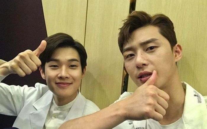 Khoảnh khắc đời thường của Park Seo Joon và Choi Woo Sik khiến khán giả thích thú