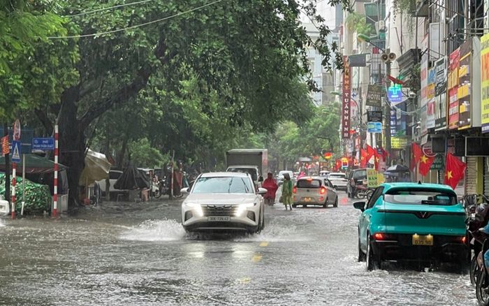 Mưa dông diện rộng ở Bắc Bộ và Trung Bộ, nhiều nơi mưa to, cảnh báo lũ quét và sạt lở