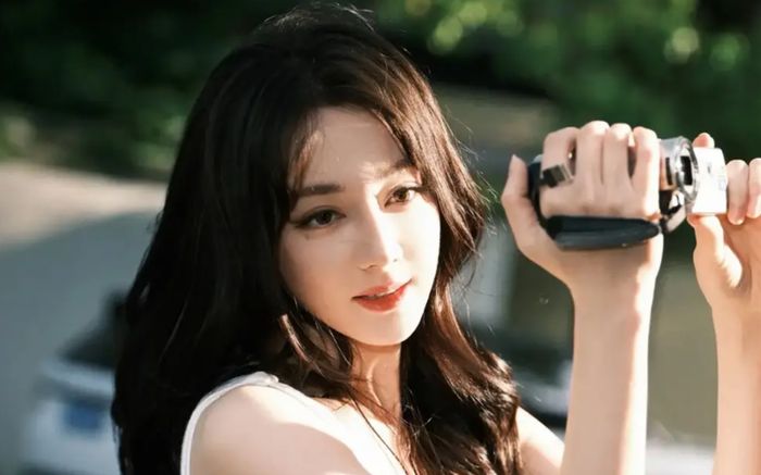 Địch Lệ Nhiệt Ba gây sốt với bộ ảnh đón nắng, visual rạng rỡ chuẩn nàng thơ