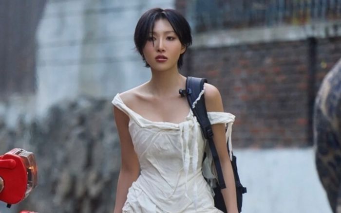 Nữ ca sĩ Hwasa khoe cơ thể mảnh mai đến khó tin trên đường phố