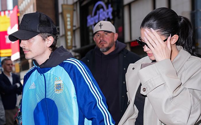 Người mẫu Kylie Jenner được bắt gặp đi xem kịch cùng Timothée Chalamet