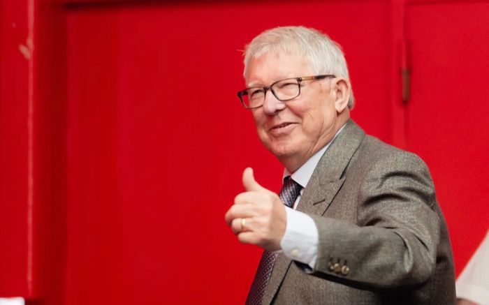 Mainoo hóa người hùng, Old Trafford tri ân Sir Alex Ferguson