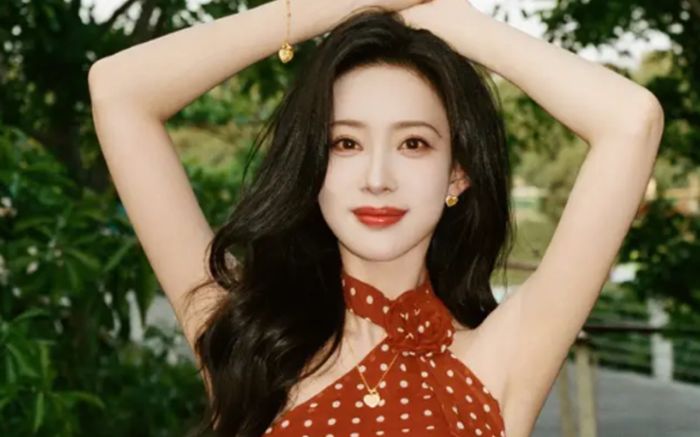 Mạnh Tử Nghĩa diện váy chấm bi hở lưng cực nóng bỏng