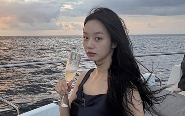 Nữ diễn viên Hyeri diện váy mỏng tang, thả dáng quyến rũ trên du thuyền