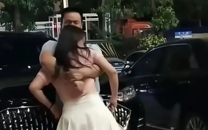 Cô gái bước ra quán rượu trong tình trạng say xỉn, nam thanh niên có hành động gây bức xúc