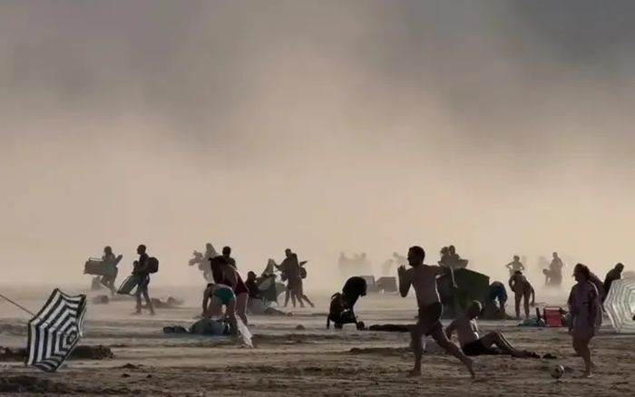 Kinh hoàng 'đám mây sóng thần' bất ngờ ập vào bãi biển, du khách hoảng loạn tháo chạy