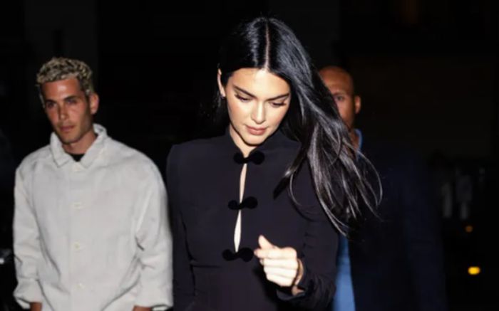 Kendall Jenner khoe đường cong gợi cảm với váy xẻ sâu trước Met Gala 2026