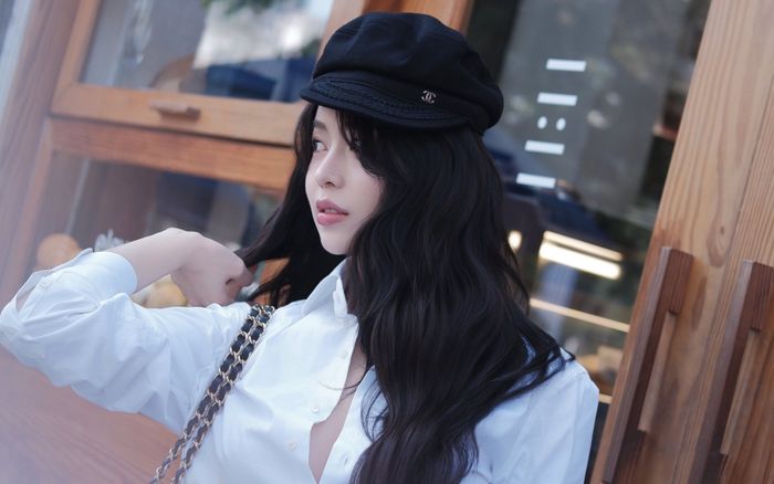 Thanh Thủy diện sơ mi trắng buông cúc, e ấp khoe hình thể quyến rũ
