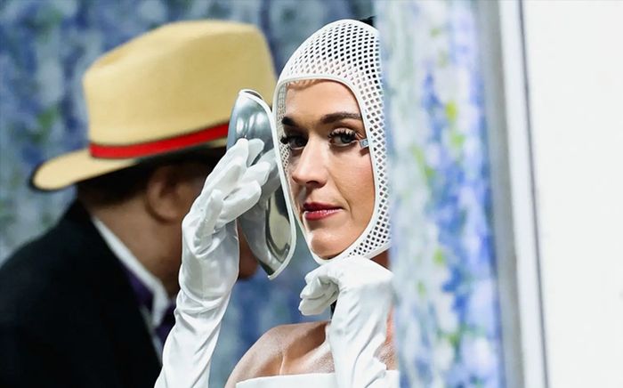 Katy Perry diện trang phục lấy cảm hứng từ AI trên thảm đỏ Met Gala 2026