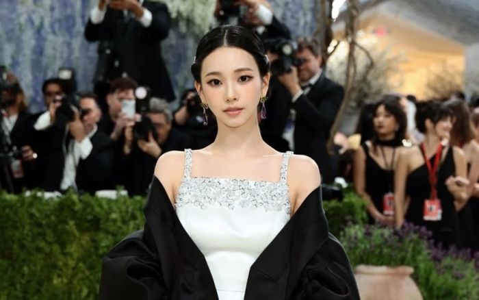 Karina (aespa) nửa kín nửa hở khi lần đầu xuất hiện ở Met Gala
