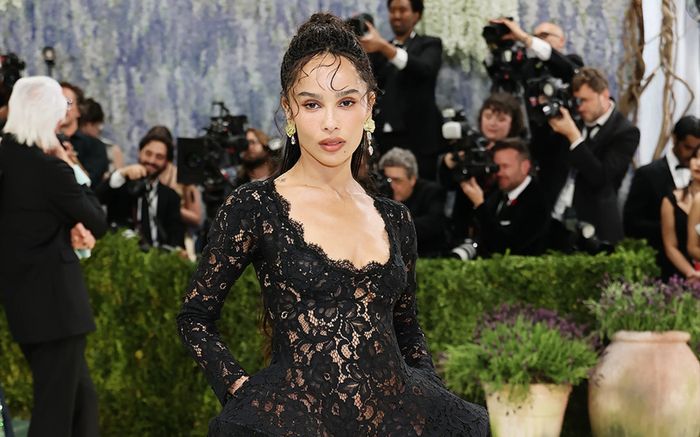 Zoe Kravitz khéo léo giấu nhẫn đính hôn trên thảm đỏ Met Gala 2026