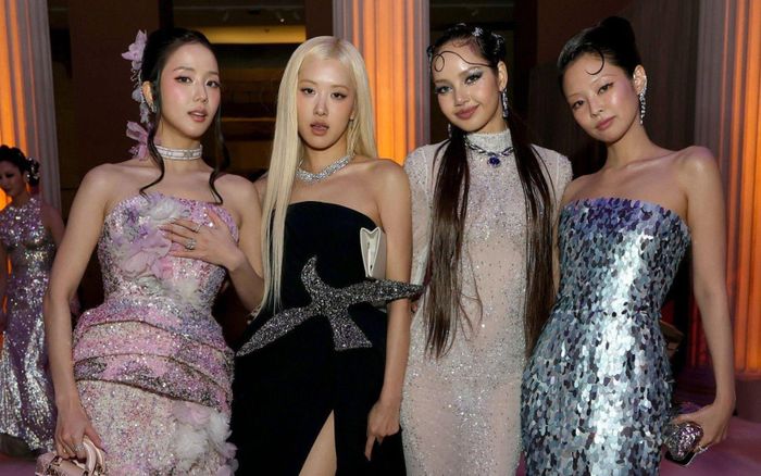 Ekip Lisa đăng đàn 'cà khịa' ba thành viên BLACKPINK?
