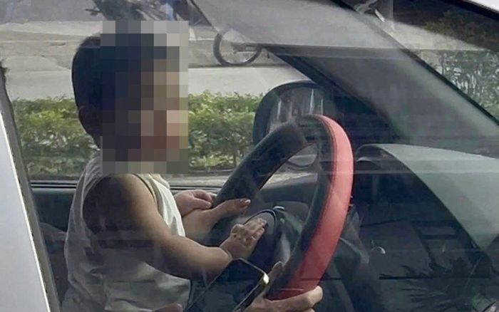 CSGT Hà Nội vào cuộc làm rõ clip tài xế vừa lái ô tô vừa để em bé ngồi trước vô lăng
