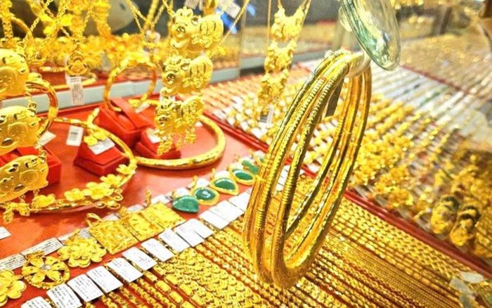 Tin tài chính hôm nay 7/5: Vàng và bạc tăng mạnh, USD suy yếu