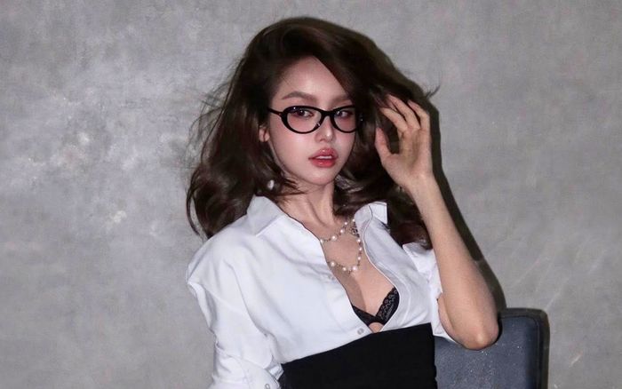 Hoa hậu Thanh Thủy mặc sơ mi lấp ló nội y, quyến rũ khó rời mắt