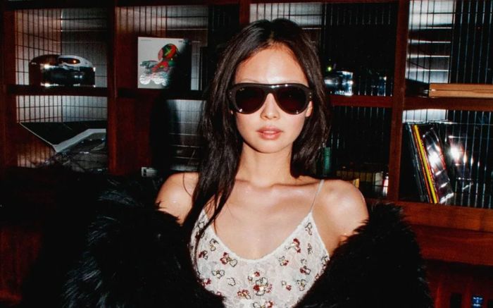 Jennie (BLACKPINK) diện váy quyến rũ ở buổi tiệc thâu đêm sau Met Gala