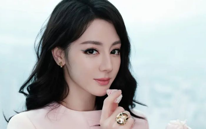Địch Lệ Nhiệt Ba gây thương nhớ với visual ngọt ngào trong bộ ảnh mới