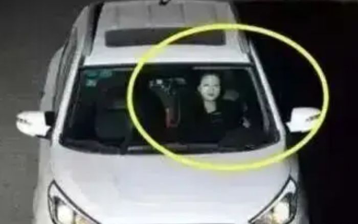 Đang lái xe trên đường cao tốc, nữ tài xế có hành động gây phẫn nộ