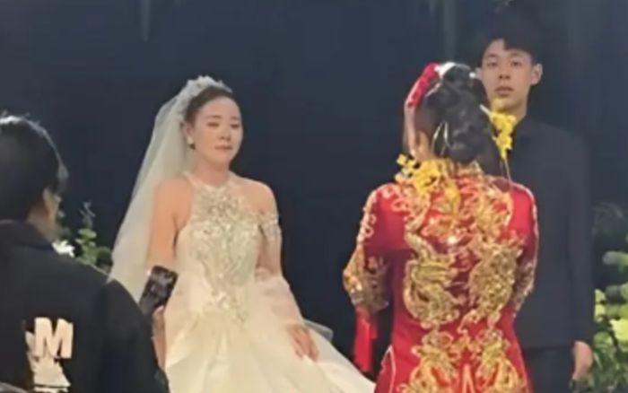 Đám cưới con trai, mẹ chồng có hành động kém duyên khiến cô dâu 'tái mặt'