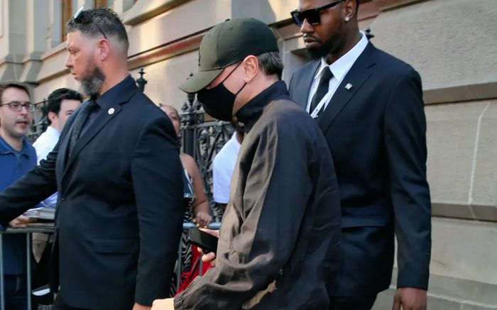 Leonardo DiCaprio và Vittoria Ceretti bị bắt gặp hẹn hò trước thềm Met Gala