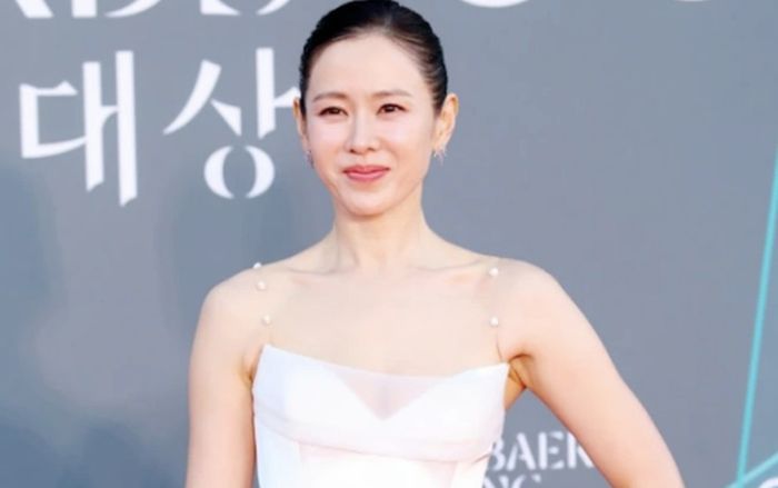 Son Ye Jin khoe vai trần quyến rũ ở tuổi 44