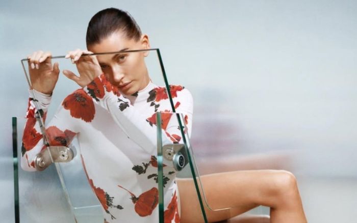 Hailey Bieber thả dáng táo bạo trong bodysuit hoa không quần
