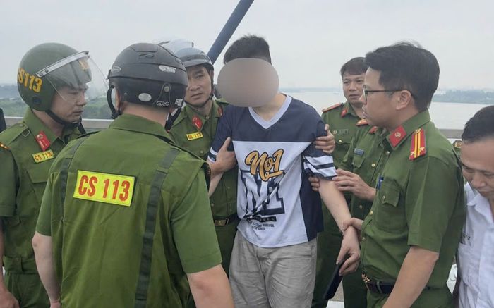 Thanh niên có biểu hiện bất thường trên cầu Nhật Tân, người mẹ hoảng loạn cầu cứu và cái kết