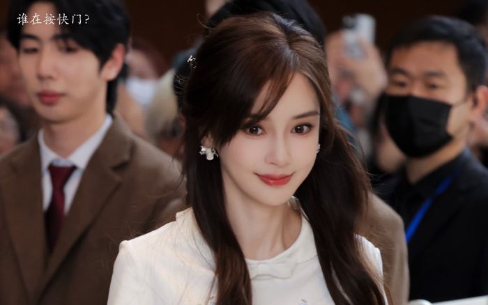 Angelababy bị chê cứng đờ, biểu cảm gượng gạo