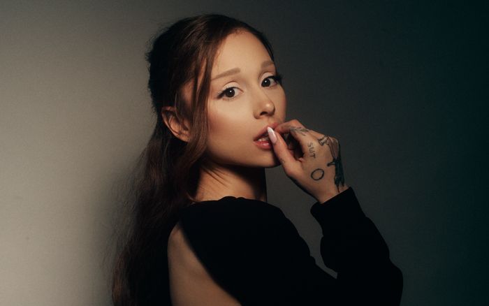Ariana Grande áp sát cột mốc mới, sáng cửa giành No.1 thứ 8 tại Anh