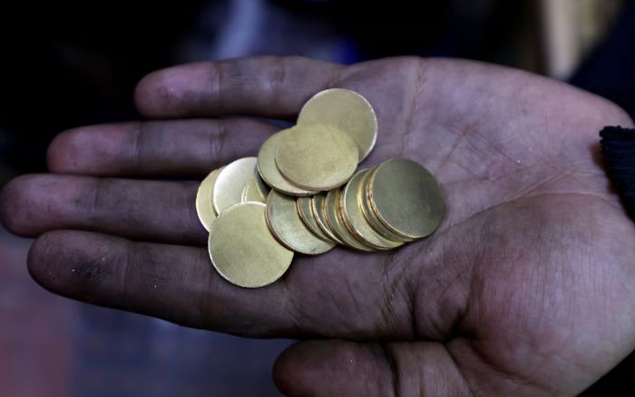 Giá vàng suy yếu do USD tăng giá và dầu leo thang