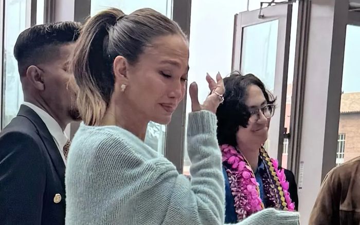 Jennifer Lopez bật khóc trong lễ tốt nghiệp của con trai