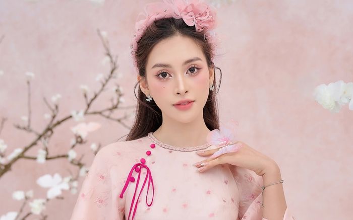Tiểu Vy thời sinh viên trông thế nào?
