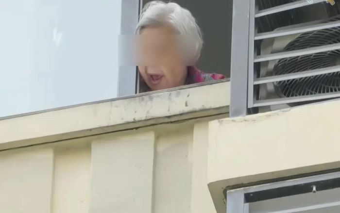 Cụ bà 86 tuổi đêm nào cũng gọi lớn từ ban công, sự thật phía sau khiến nhiều người nghẹn lòng
