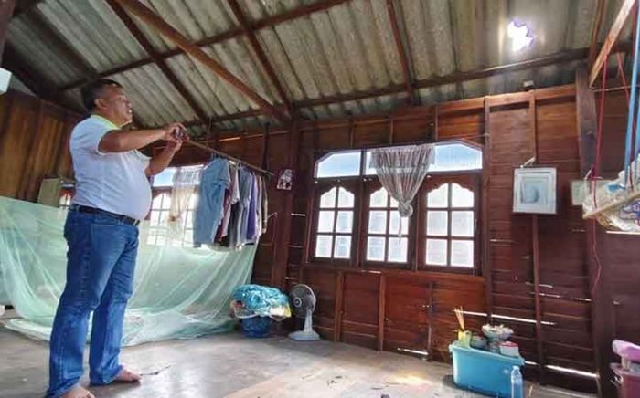 Vật thể lạ xuyên thủng mái nhà, chủ nhà thoát nạn trong gang tấc