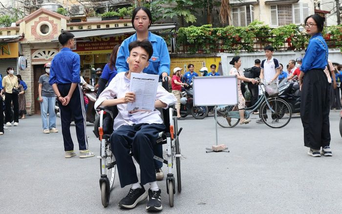 Làm 'đôi chân' của con từ thuở mẫu giáo, người cha xúc động đưa sĩ tử khuyết tật vào phòng thi tốt nghiệp THPT 2026