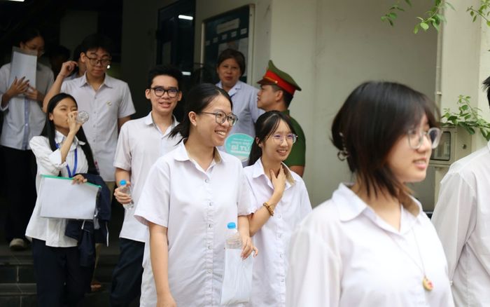 Thi tốt nghiệp THPT 2026: Sĩ tử phấn khởi sau bài thi môn Văn, tự tin đạt điểm 9