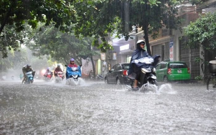Mưa dông tiếp diễn trên nhiều khu vực, cảnh báo lốc sét và ngập úng cục bộ