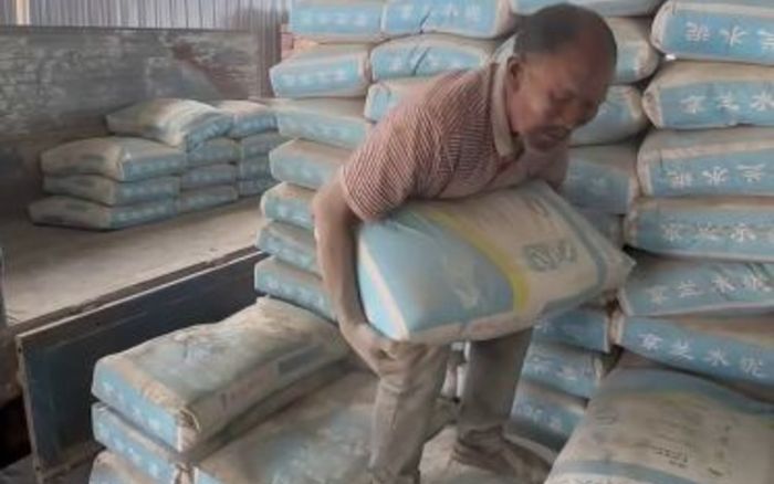 Cụ ông 66 tuổi vác xi măng suốt 20 năm không được trả lương, câu nói của người chủ gây phẫn nộ