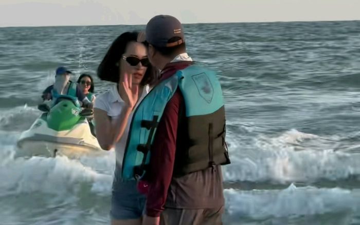 Phẫn nộ clip nữ diễn viên bị 2 người đàn ông quấy rối khi đi tắm biển
